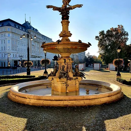 Hotel-style Below The Castle