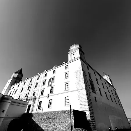 Hotel-style Below The Castle Apartmán *